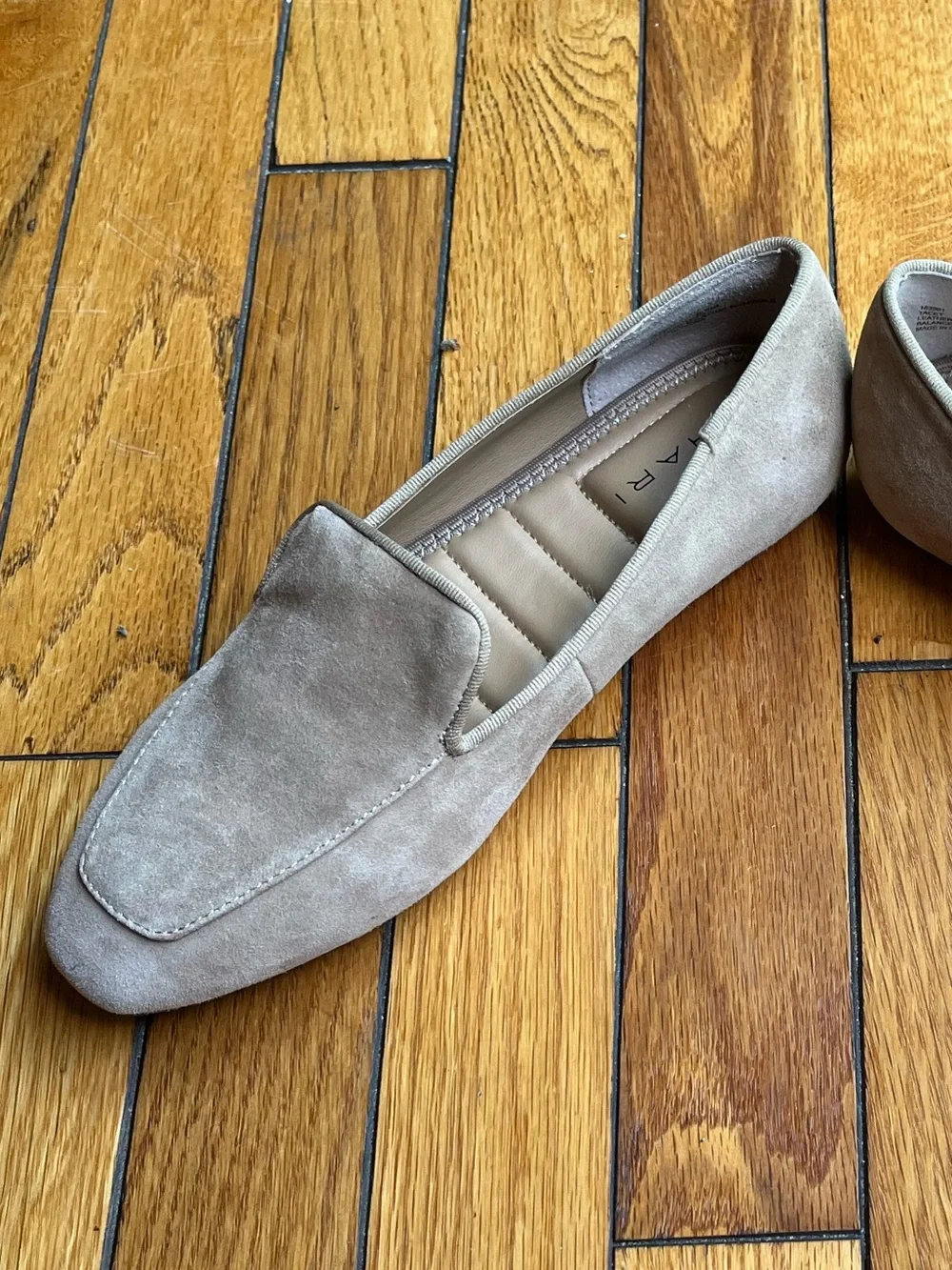 Tahari Womens Tan Suede Tacey Slip-On Loafers size 6.5 M. Classic